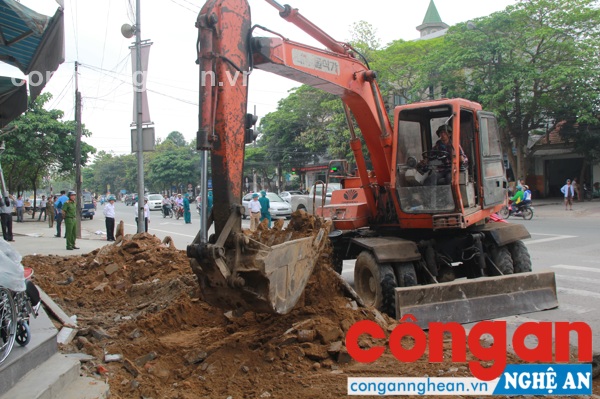 Ngoài ra, những người làm nghề lái máy múc luôn đắt khách mỗi khi cần giải quyết công trình kiên cố