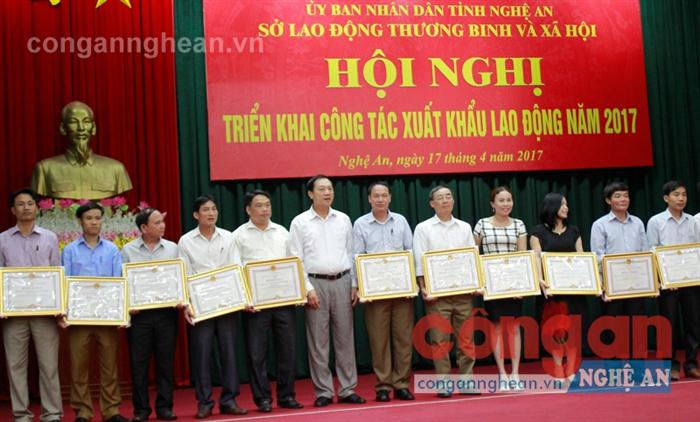 Tại Hội nghị tổng kết công tác XKLĐ năm 2016, UBND tỉnh đã tặng Bằng khen cho 2 doanh nghiệp và 16 đơn vị, địa phương làm tốt công tác XKLĐ