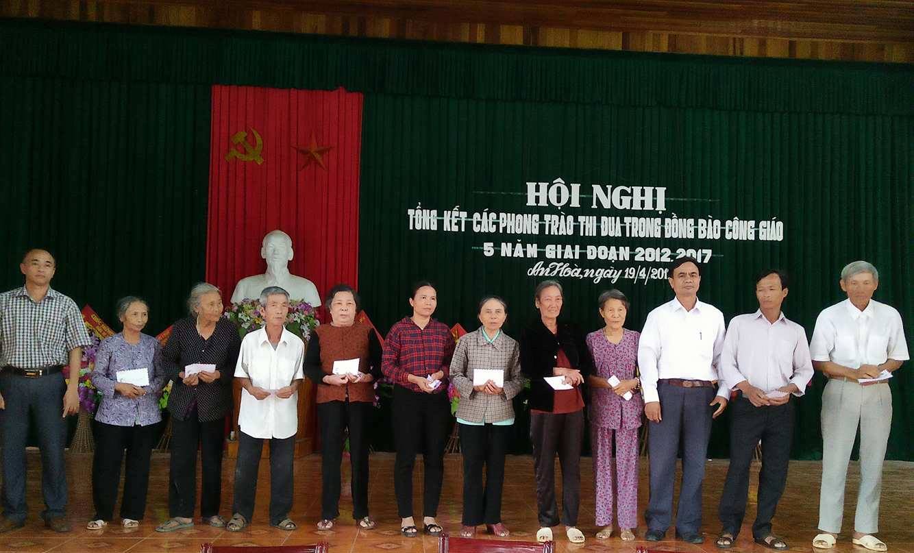 Trao quà cho các hộ có hoàn cảnh khó khăn trên địa bàn