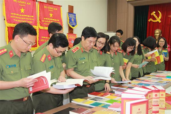 Triển lãm 'Sách với cán bộ, chiến sĩ Pháp chế Công an nhân dân'