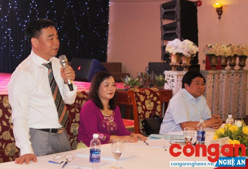 Các đồng chí trong ban tổ chức chủ trì buổi tọa đàm khoa học