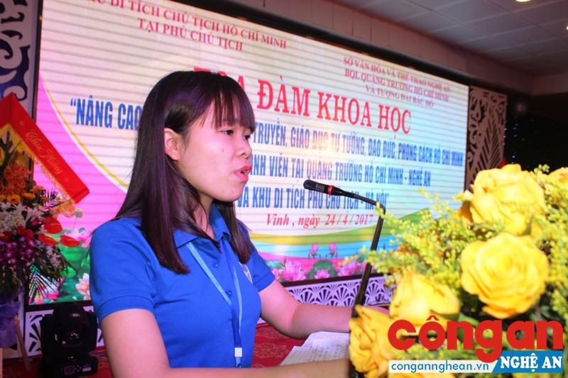 Sinh viên trường Đại học Vinh phát biểu tại buổi tọa đàm