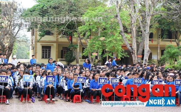 Hơn 1.000 học sinh trường THPT Tân Kỳ chứng kiến phiên tòa sáng nay