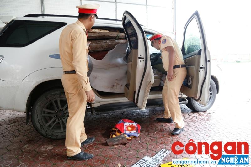 Lực lượng Công an tiến hành khám xét phương tiện