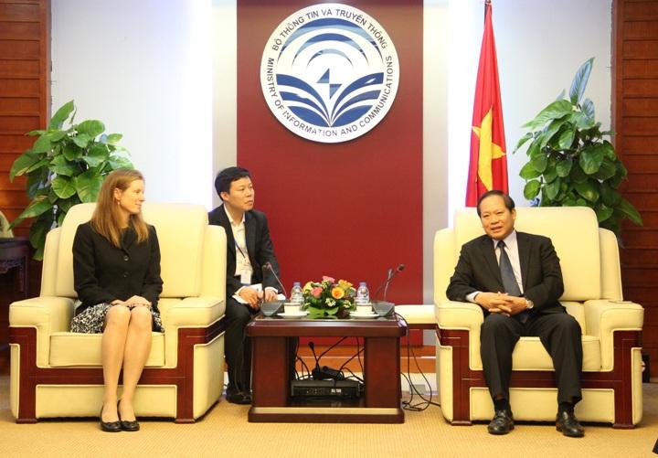 Bộ trưởng Trương Minh Tuấn và đại diện Facebook. Ảnh: VGP/Thúy Hà