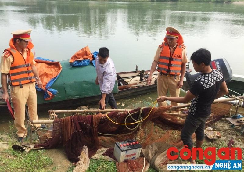 Bắt 2 đối tượng dùng kích điện đánh cá trên sông Lam