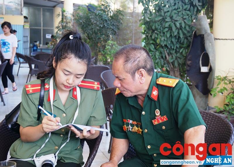 Trung úy đặc công Ngô Văn Hoằng trao đổi với phóng viên về trận đánh cuối cùng trong đời binh nghiệp của mình