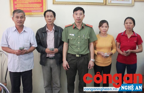 Cơ quan An ninh điều tra trao trả ngoại tệ cho người lao động