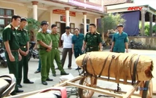 Bắt giữ vụ vận chuyển bom trái phép