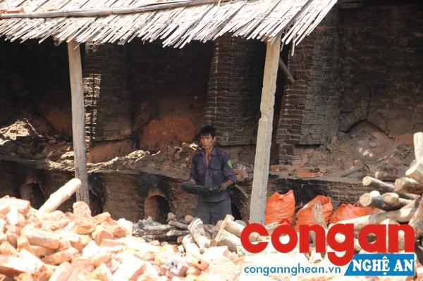 Giữa trưa, 1 công nhân vẫn đang đảm nhiệm việc đốt lò