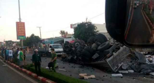 Kinh hoàng vụ xe tải đâm xe giường nắm: 11 người tử vong