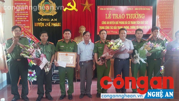 Đồng chí Lữ Đình Thi - Bí thư Huyện ủy và đồng chí Lê Văn Giáp- Chủ tịch UBND huyện Quế Phong trao thưởng số tiền 20 triệu đồng cho 3 Ban chuyên án khám phá trong tháng 3 và tháng 5/2017