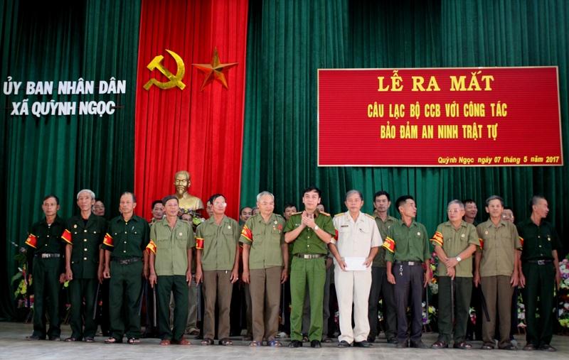 Công an huyện Quỳnh Lưu chúc mừng và tặng quà cho CLB