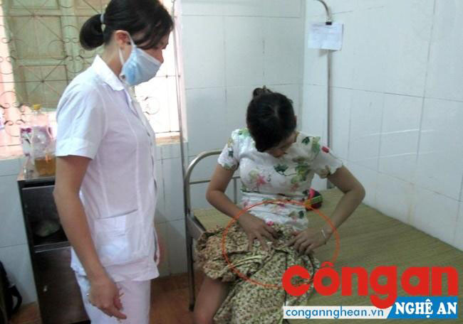 Nạn nhân bị đối tượng Việt dùng nỏ bắn vào người đang điều trị tại Bệnh viện Đa khoa huyện Quế Phong