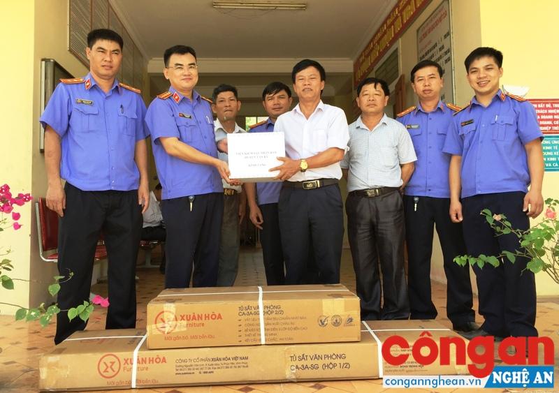 Viện Kiểm sát nhân dân huyện Tân Kỳ  tặng tủ sách pháp luật