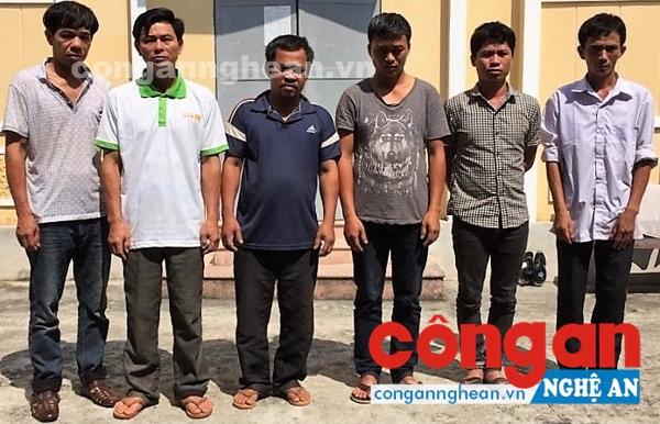Say sưa sát phạt, 6 'con bạc' bị bắt quả tang