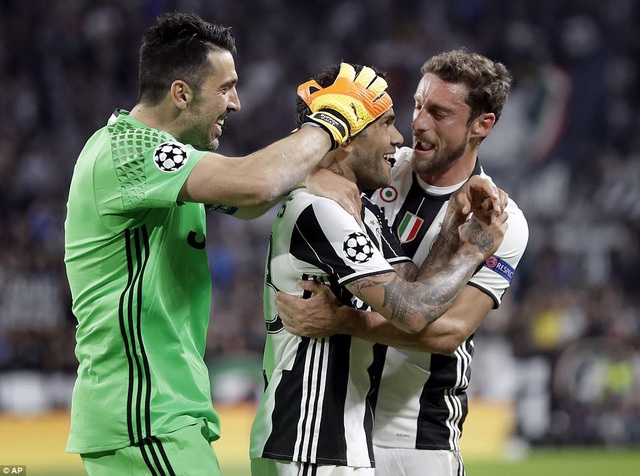 Niềm vui của Buffon và các đồng đội. Ảnh: AP