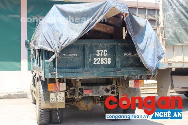 Nghệ An: Bắt giữ xe tải chở gỗ lậu