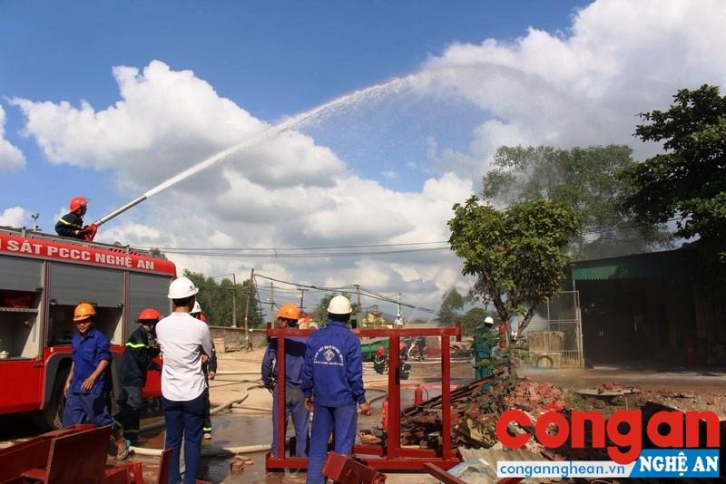 Một buổi diễn tập phương án chữa cháy tại khu công nghiệp