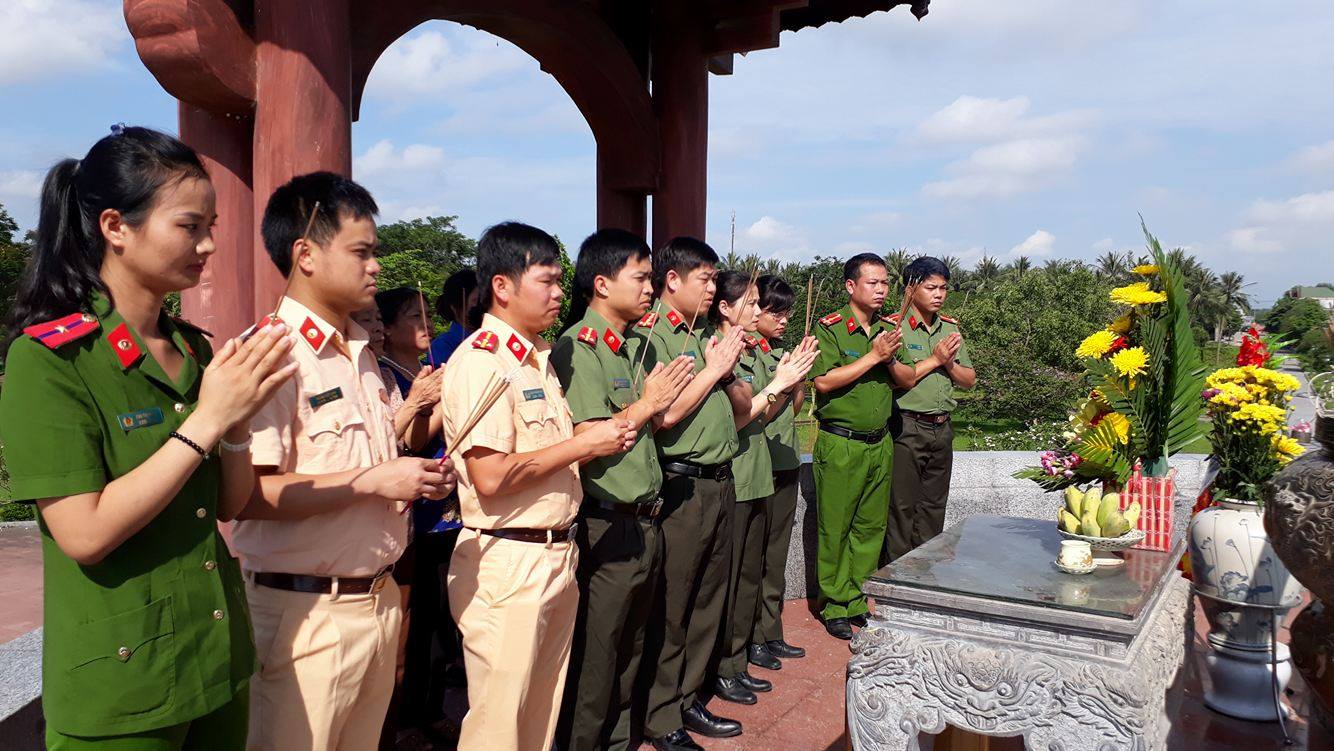 Dâng hương bày tỏ tấm lòng tri ấn sâu sắc tới công lao to lớn của các anh hùng liệt sỹ