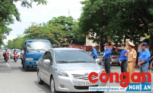 Lực lượng CSGT phối hợp với đoàn viên, thanh niên đảm bảo trật tự ATGT tại kỳ thi THPT quốc gia năm 2016