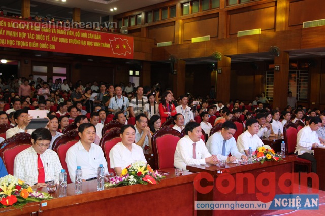 Lãnh đạo tỉnh và đại biểu các cơ quan, ban ngành tham dự Lễ trao giải