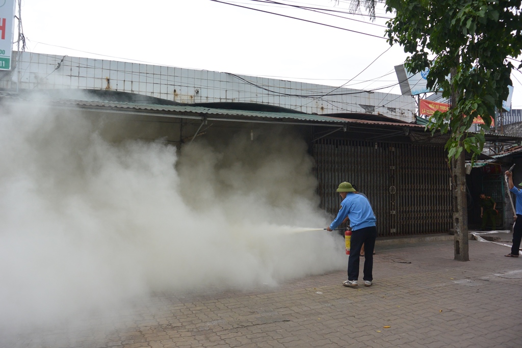 Ban quản lý chợ đã nỗ lực dập tắt nhưng ngọn lửa nhanh chóng lan rộng