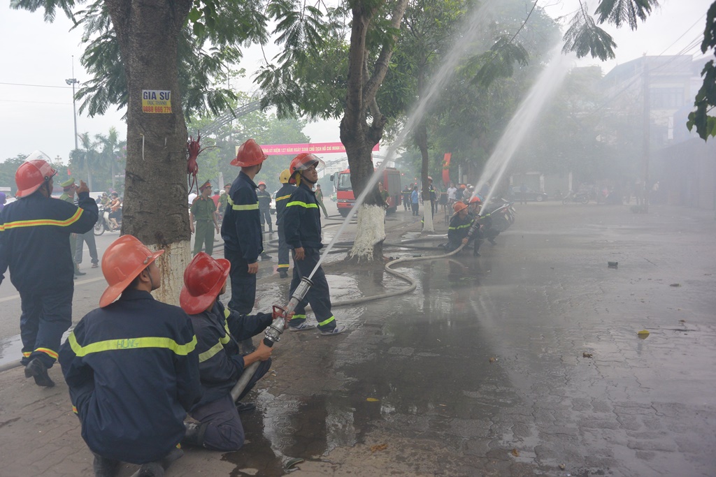 Thực tập chữa cháy chợ Quán Lau