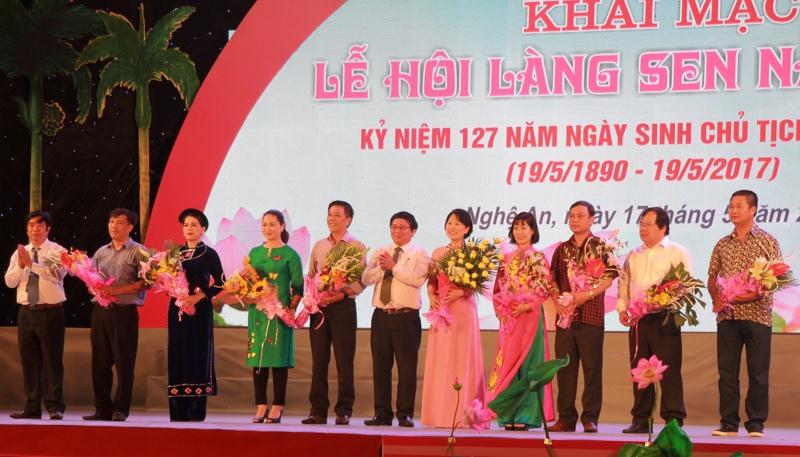 Lễ hội làng Sen thu hút sự tham gia của nhiều đoàn nghệ thuật.
