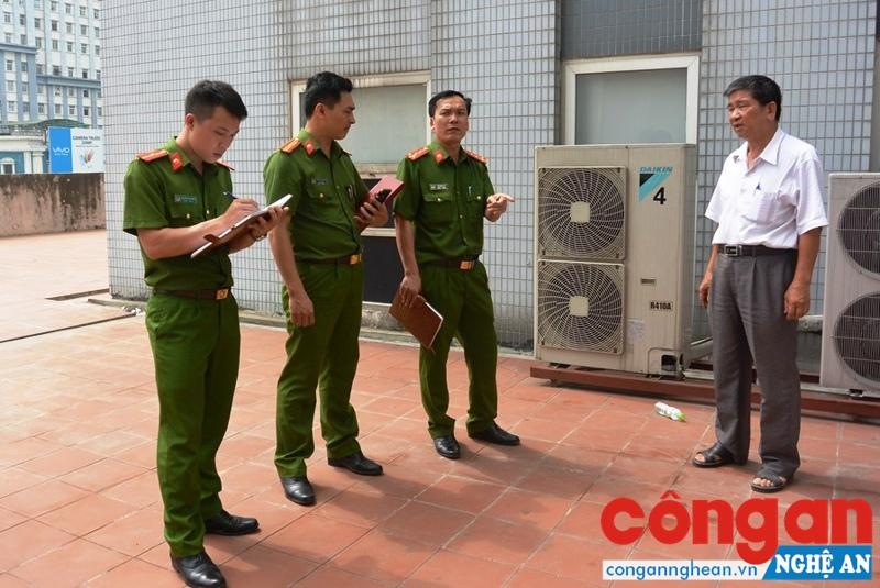 Đoàn kiểm tra công tác PCCC tại khu vực giếng trời chung cư Tòa nhà dầu khí Nghệ An