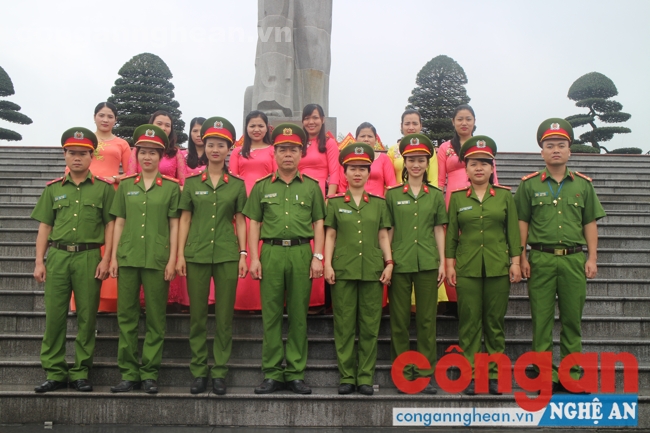 Dâng hoa, dâng hương tưởng niệm tại Quảng trường Hồ Chí Minh