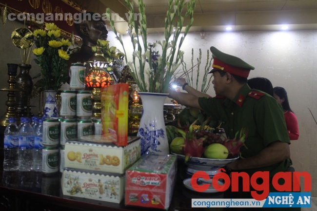 Thắp nén hương thơm lên anh linh Chủ tịch Hồ Chí Minh