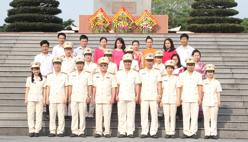 Dâng hoa báo công lên Bác tại Quảng trường Hồ Chí Minh nhân kỷ niệm 33 năm phát hành số đầu tiên
