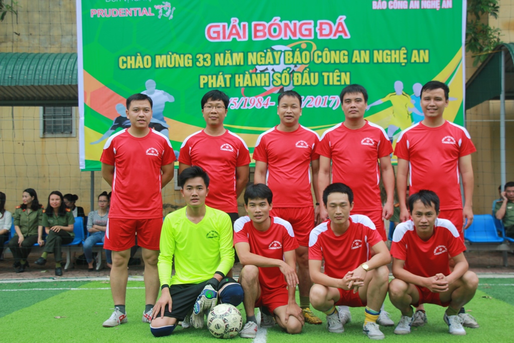 Đội tuyển Báo Công an Nghệ An chụp ảnh lưu niệm tại giải thi đấu