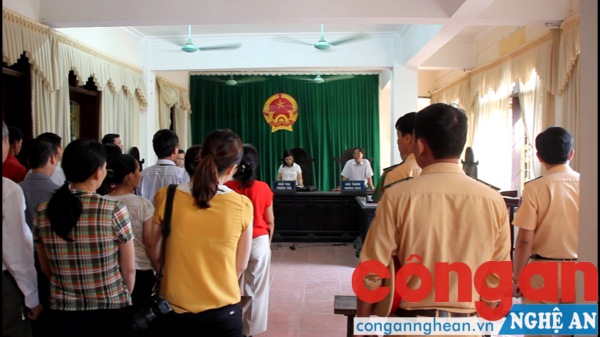 Xét xử vụ lái xe khởi kiện Công an TP Vinh xử phạt sai quy định