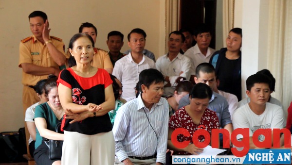 Đại diện nguyên đơn trình bày quan điểm về việc xử lý vi phạm của Công an TP Vinh          