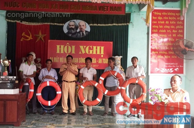 Lãnh đạo phòng Cảnh sát đường thủy tặng phao và phát tờ rơi tuyên truyền Luật giao thông đường thủy cho ngư dân