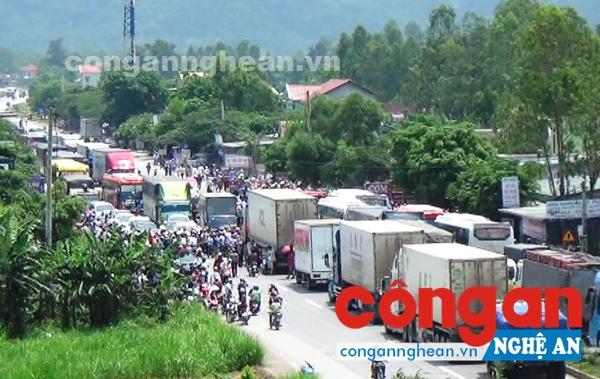 Việc linh mục Nguyễn Đình Thục tụ tập giáo dân khiến nhiều phương tiện giao thông bị ách tắc cục bộ trên QL1A