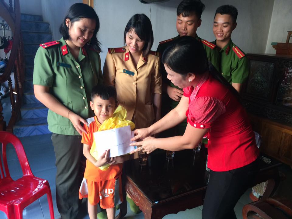 Đoàn thanh niên, Hội phụ nữ, Công đoàn Công an TX Hoàng Mai tặng quà cho các em nhỏ có hoàn cảnh khó khăn trên địa bàn