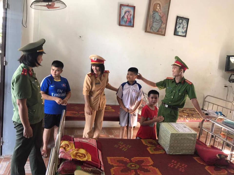 Thăm hỏi và tổ chức các hoạt động bổ ích cho các em nhỏ mồ côi, bị khuyết tật