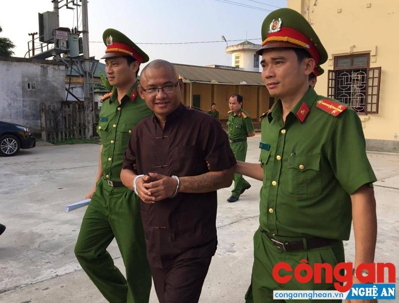 Tuấn 'lay' tố cáo người tình