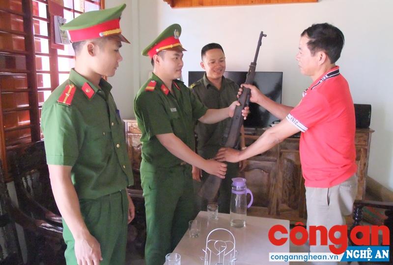 Người dân vui vẻ, sẵn sàng thực hiện việc giao nộp