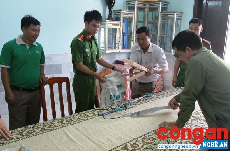 Đặc biệt, đông đảo bà con giáo dân đã tích cực tham gia và tự nguyện giao nộp.
