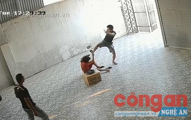 Khởi tố 2 bị can trong vụ xông vào nhà xe Hùng Hường đánh người