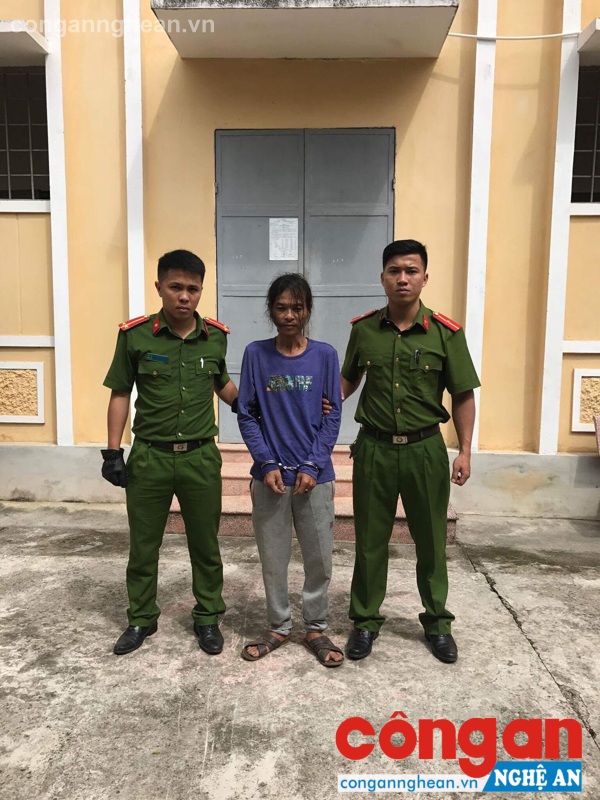 Thời điểm bị bắt giữ đối tượng đang sử dụng ma túy với nhiều vũ khí nóng