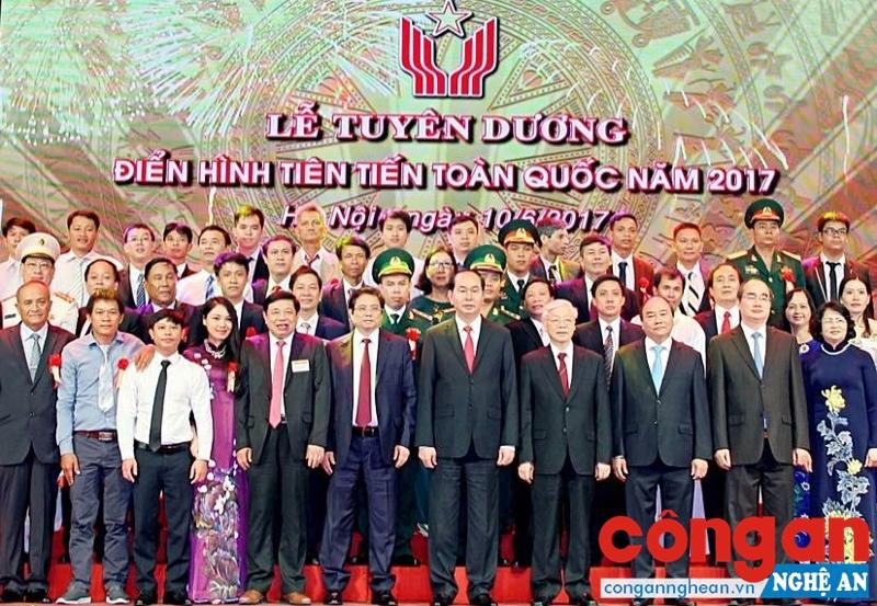 Các đồng chí lãnh đạo Đảng, Nhà nước chụp ảnh lưu niệm với các điển hình tiên tiến - Ảnh: Ái Vân