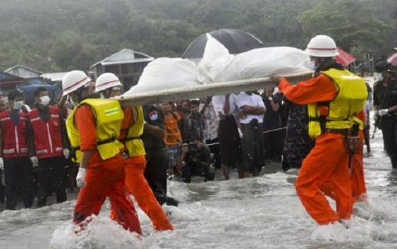 Lực lượng cứu hộ Myanmar đưa thi thể một nạn nhân vào bờ. Ảnh: Reuters