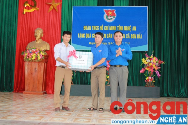 Tỉnh đoàn tặng quà cho bà con ngư dân
