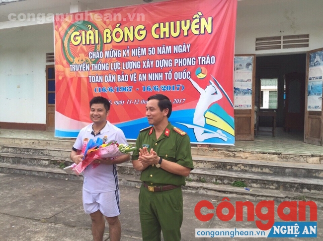Trung tá Đinh Trọng Dung – Trưởng Công an huyện Tân Kỳ tặng hoa và quà cho Đội Cụm 3 giành giải Nhất