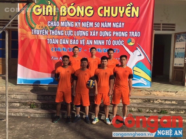 Đội xây dựng phong trào và phụ trách xã về ANTT Công an huyện Tân Kỳ chụp ảnh lưu niệm